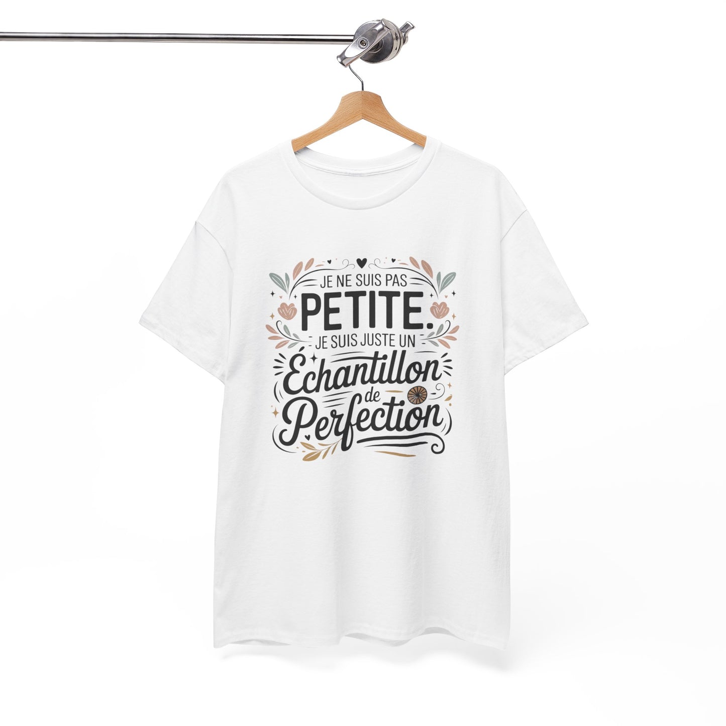 T-Shirt Femme Citation "Je Ne Suis Pas Petite Je Suis un Échantillon de Perfection" – Design Floral Élégant