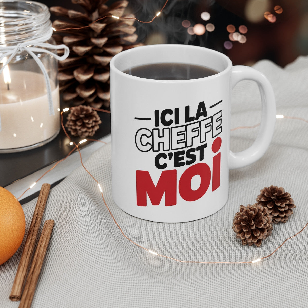 Mug Humoristique – « Ici la cheffe c’est moi » – Cadeau femme autorité – Tasse céramique 325 ml