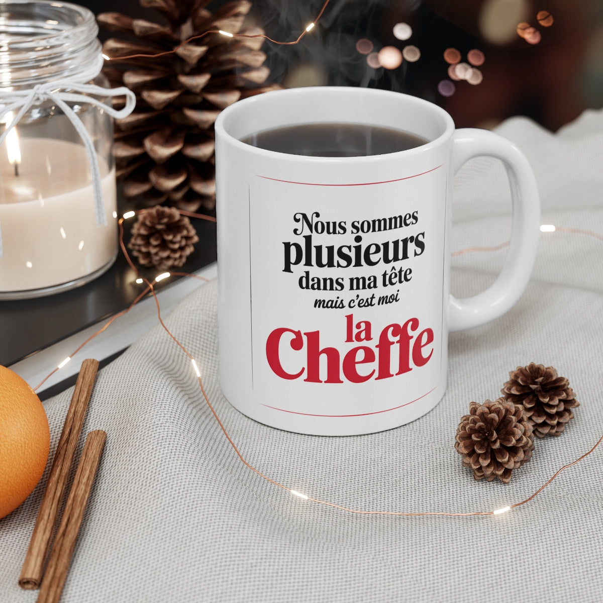 Mug La Cheffe Humour – Tasse Céramique 325ml – Citation Drôle Originale – Compatible Micro-Ondes et Lave-Vaisselle