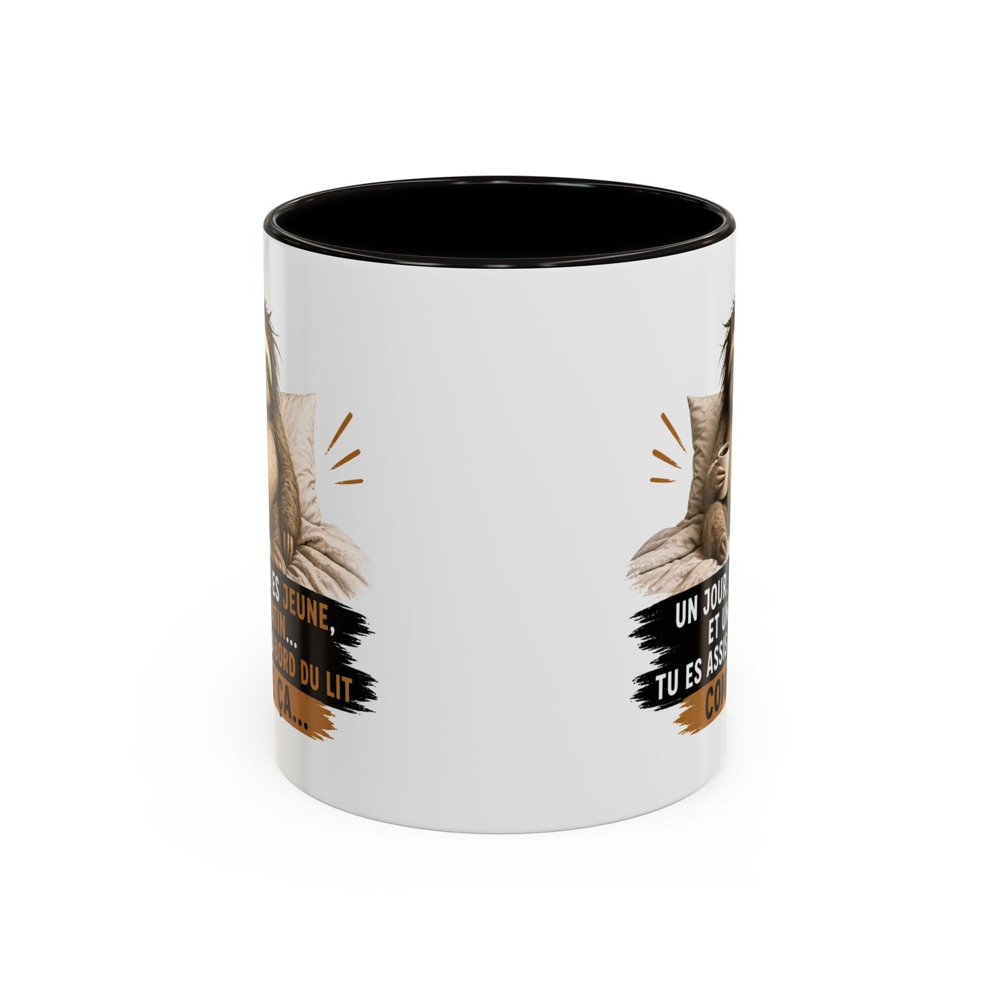Mug Humour Paresseux Fatigué – Un Jour Tu Es Jeune Et Un Matin Tu Es Assis Au Bord Du Lit Comme Ça – Tasse Café Drôle – Cadeau Humour Adulte – Céramique 325ml Noir Bleu Rouge