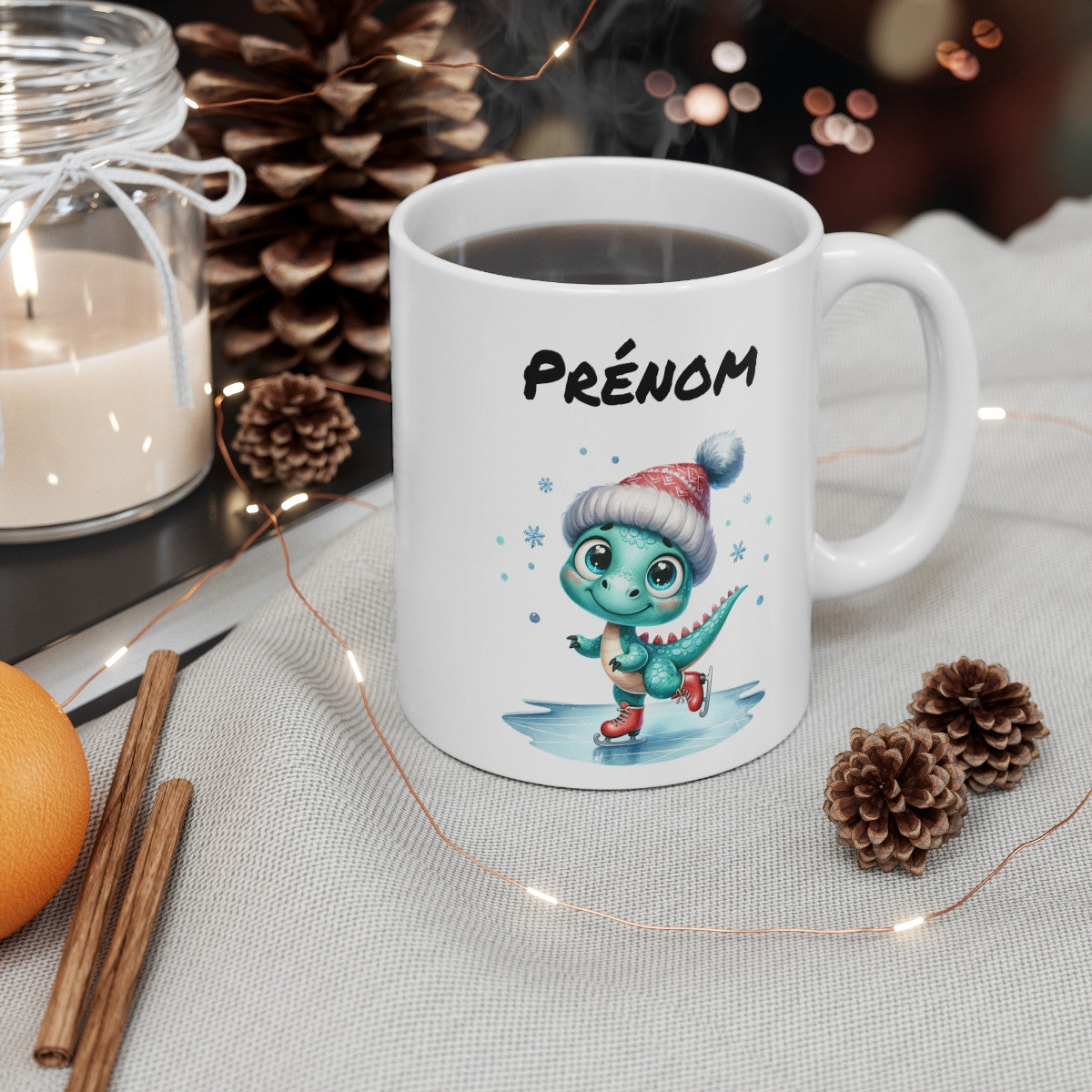 Tasse Dinosaure de Noël Personnalisable – Mug Céramique 325 ml – Petit Dino Patineur – Cadeau Enfant Hiver