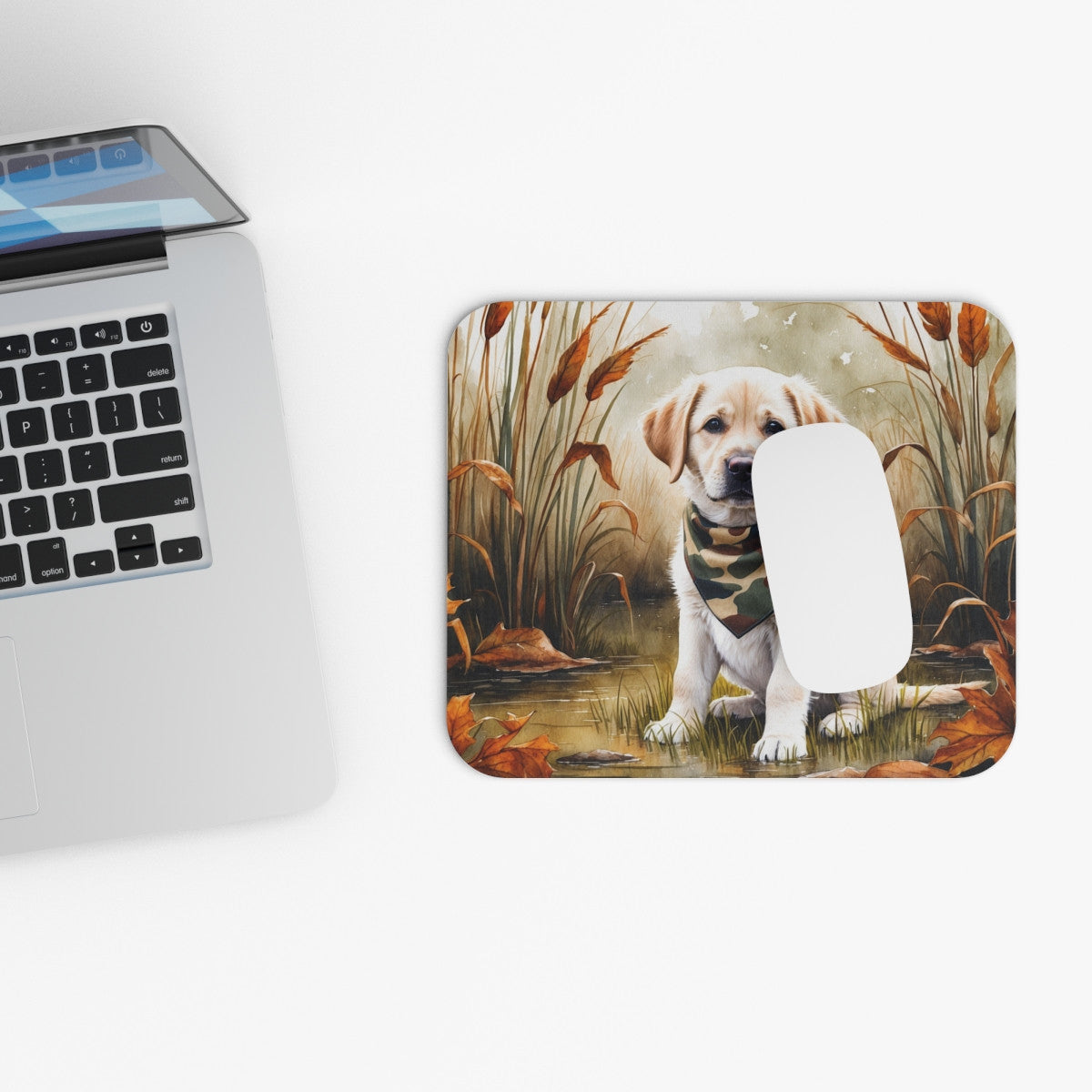Tapis de souris 22x18 cm – Chiot Labrador Sable Automne – Foulard Camouflage – Illustration Aquarelle – Antidérapant