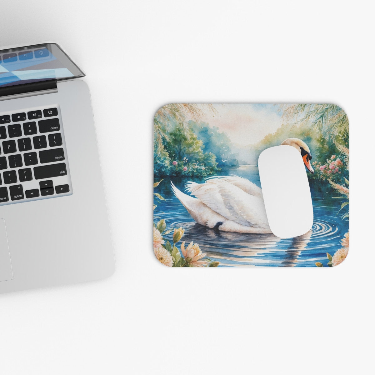 Tapis de souris 22x18 cm – Cygne Élégant sur Lac Paisible – Illustration Aquarelle Romantique Nature & Fleurs