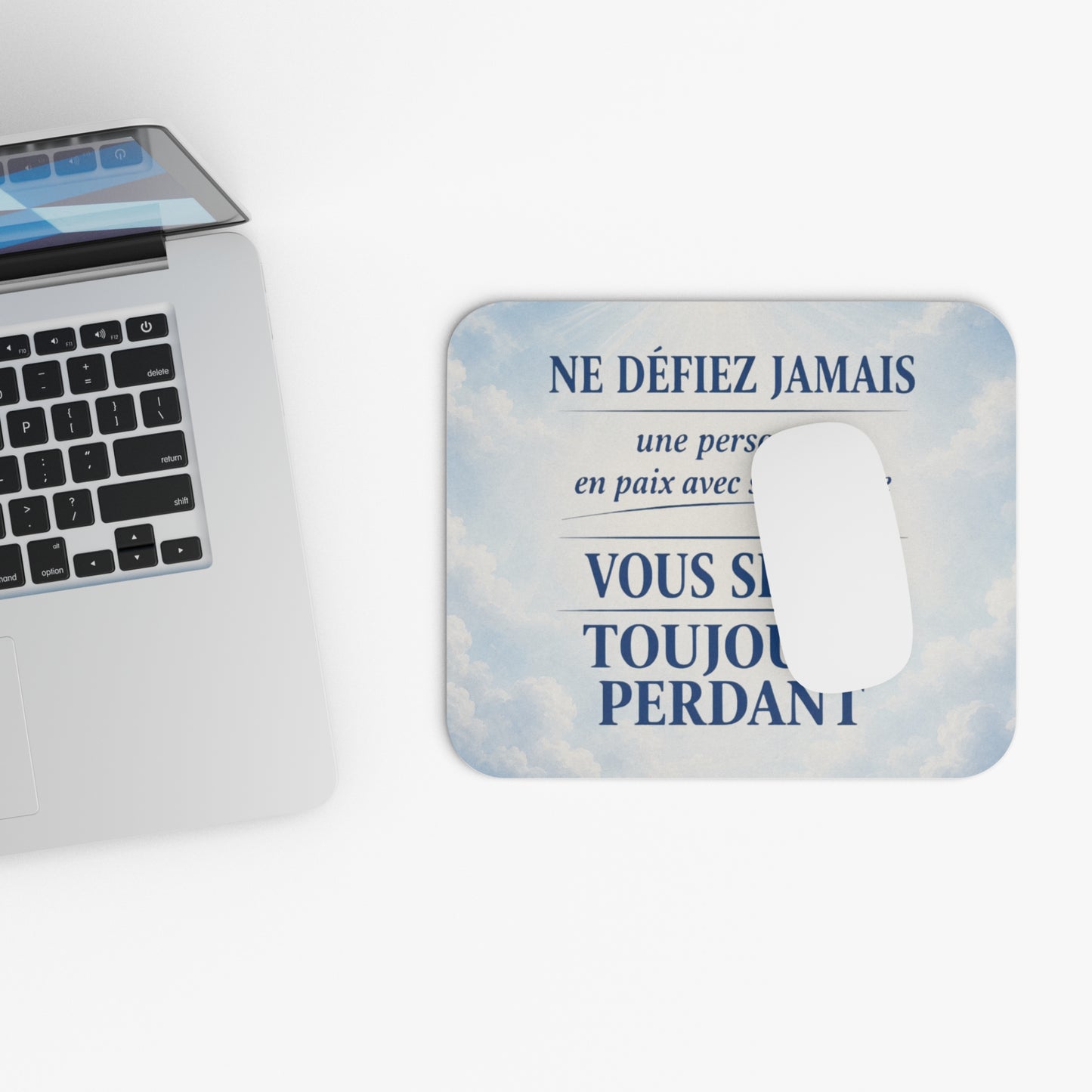 Tapis de Souris 22x18cm Citation Inspirante Ne Défiez Jamais une Personne en Paix avec sa Solitude Cadeau Homme Femme Bureau Gaming Motivation
