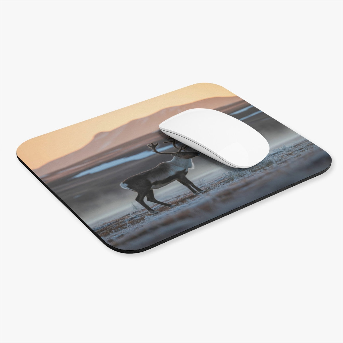 Tapis de souris 22x18 cm – Renne Arctique au Lever du Soleil – Nature Boréale & Sérénité d’Hiver