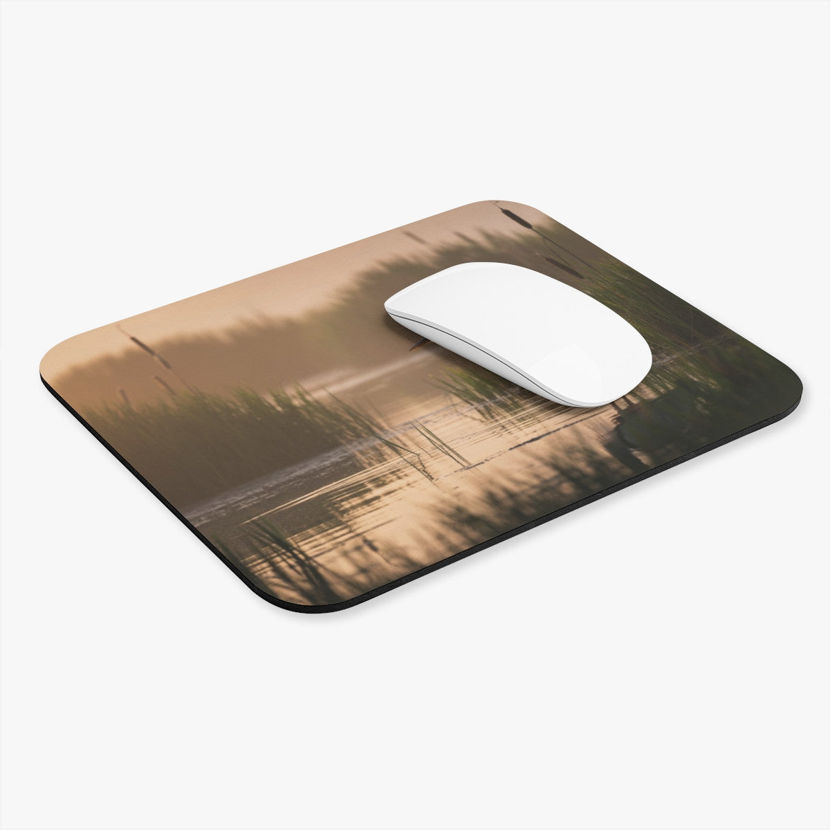 Tapis de souris 22x18 cm – Héron au Lever du Jour – Étang Brumeux & Reflets Dorés – Nature Paisible