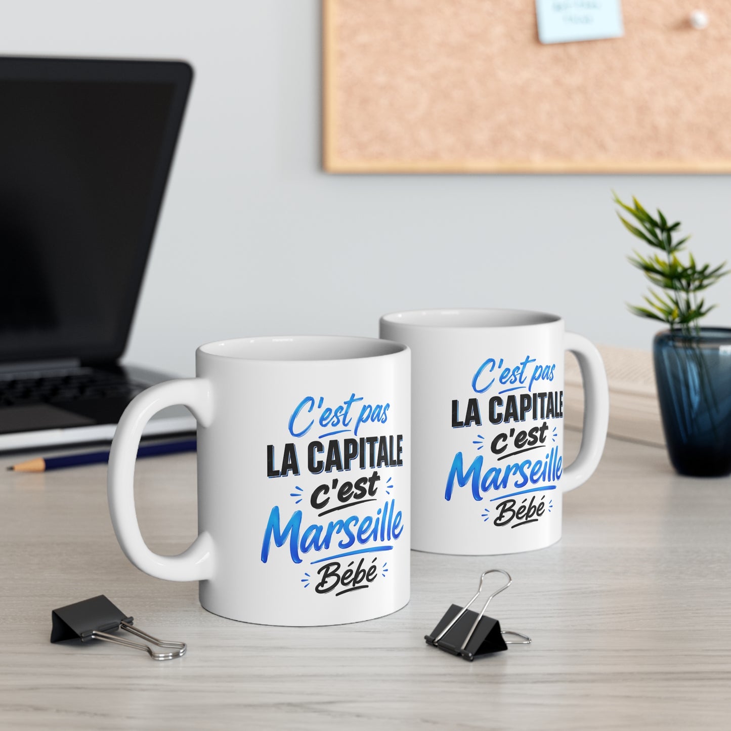 Tasse C’est Pas La Capitale C’est Marseille Bébé – Mug Humour Marseille – Cadeau Original Citation Française 325ml