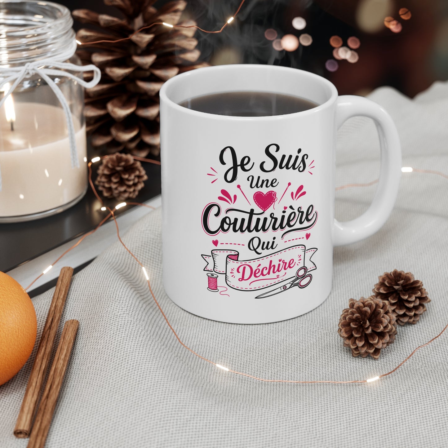 Mug Je Suis une Couturière Qui Déchire – Tasse Humoristique Couture – Idée Cadeau Originale Couturière Passionnée de Couture