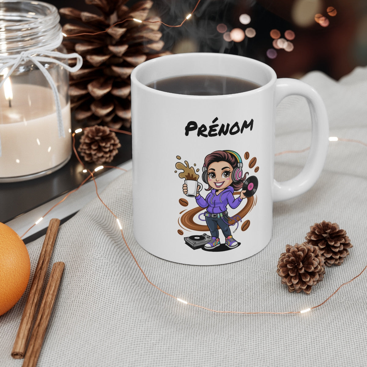 Tasse DJ Femme Personnalisable Prénom – Mug Musique Vinyle Café 325ml – Cadeau Disc Jockey Original Fête