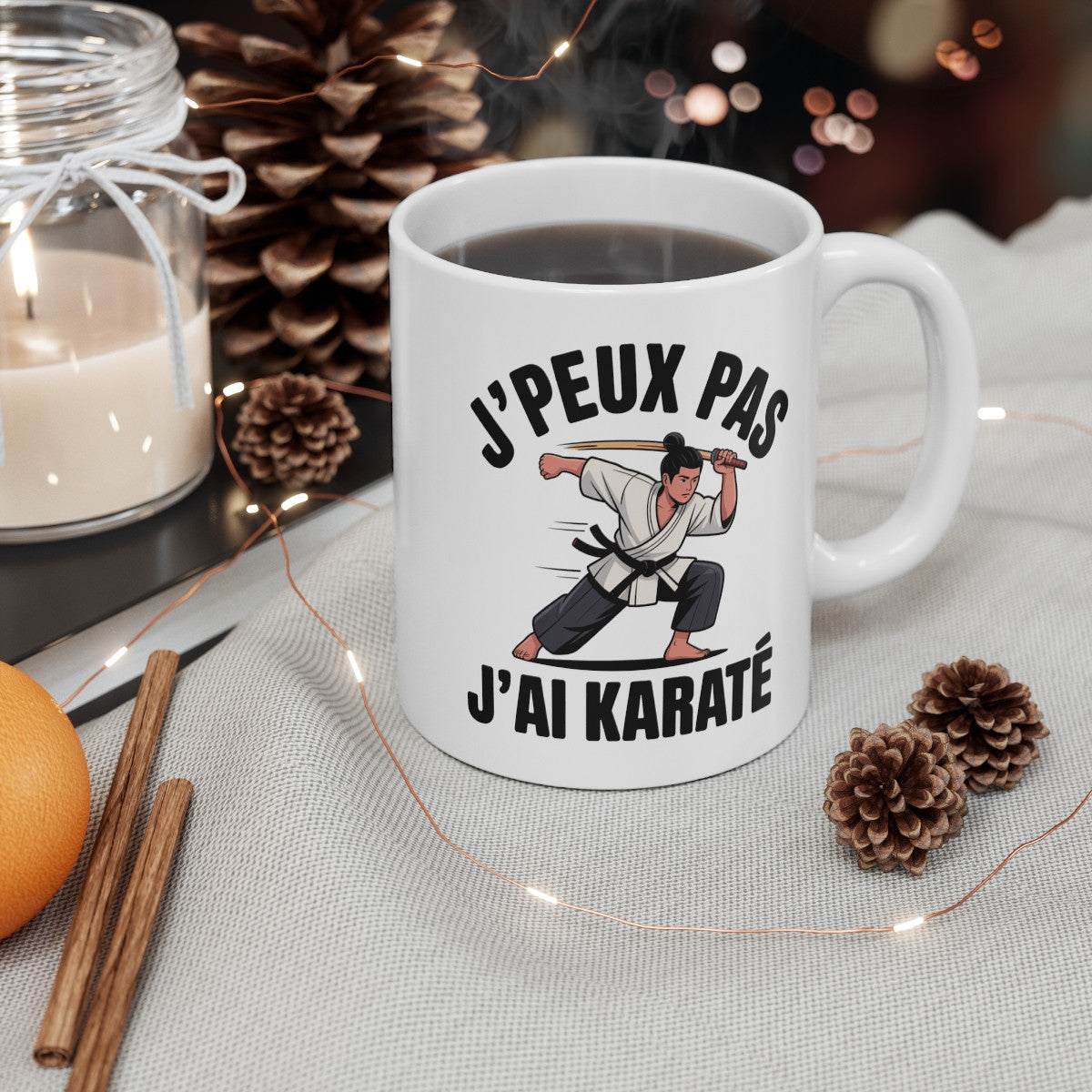Mug Karaté Kobudo J’peux pas karaté – Illustration Guerrier au Bō – Tasse Céramique 325ml Sport & Arts Martiaux