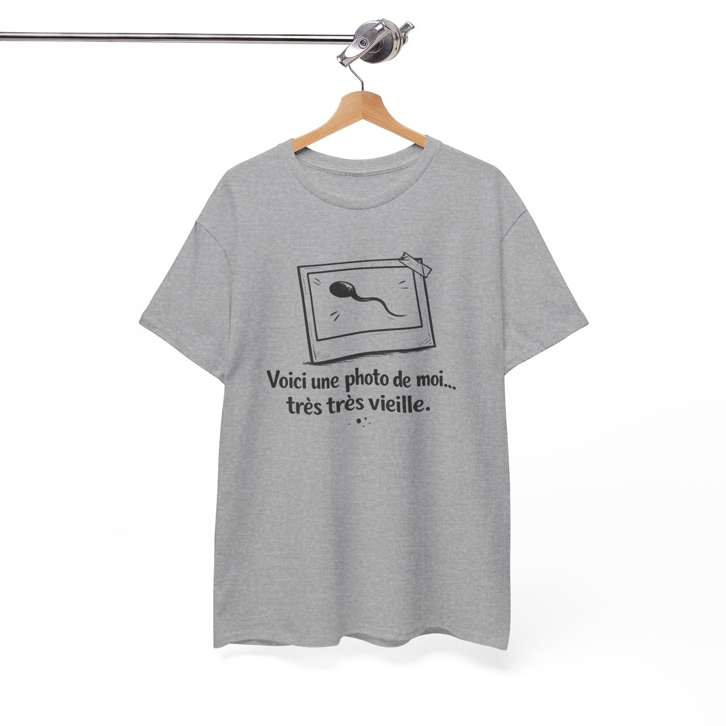 Tee Shirt Humour Voici une photo de moi très très vieille – Blague naissance – Cadeau drôle Blanc Gris Noir