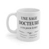 Mug Docteure Humour – Tasse Médecin Citation “Une Sage Docteure a Un Jour Écrit” – Cadeau Santé 325ml