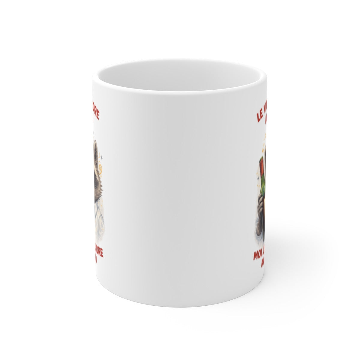 Mug Humoristique Vin – “Je m’améliore avec le vin” – Tasse Raton Laveur Drôle Cadeau Amateur Vin 325ml