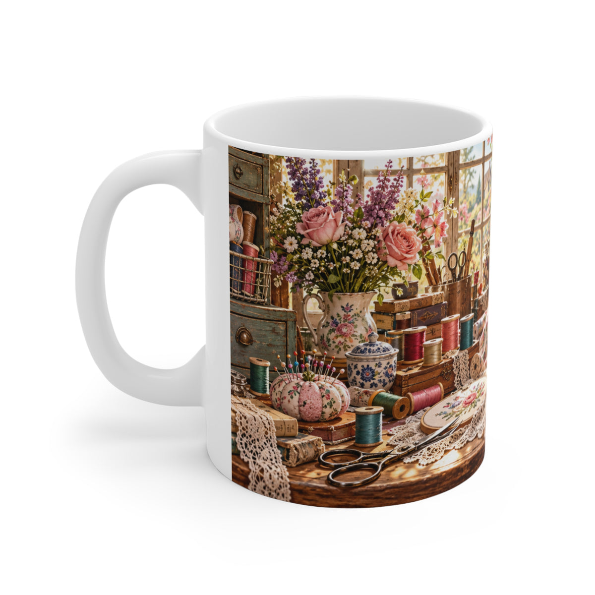 Mug Atelier de Couture Vintage – Tasse Machine à Coudre, Fleurs, Dentelle et Accessoires – Cadeau Original Couturière