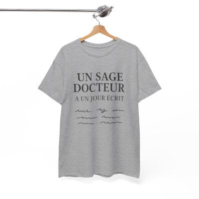 T-shirt Humour Médecin “Un Sage Docteur a Un Jour Écrit…” – Design Médical Drôle – Unisexe – Blanc, Gris Sport ou Noir