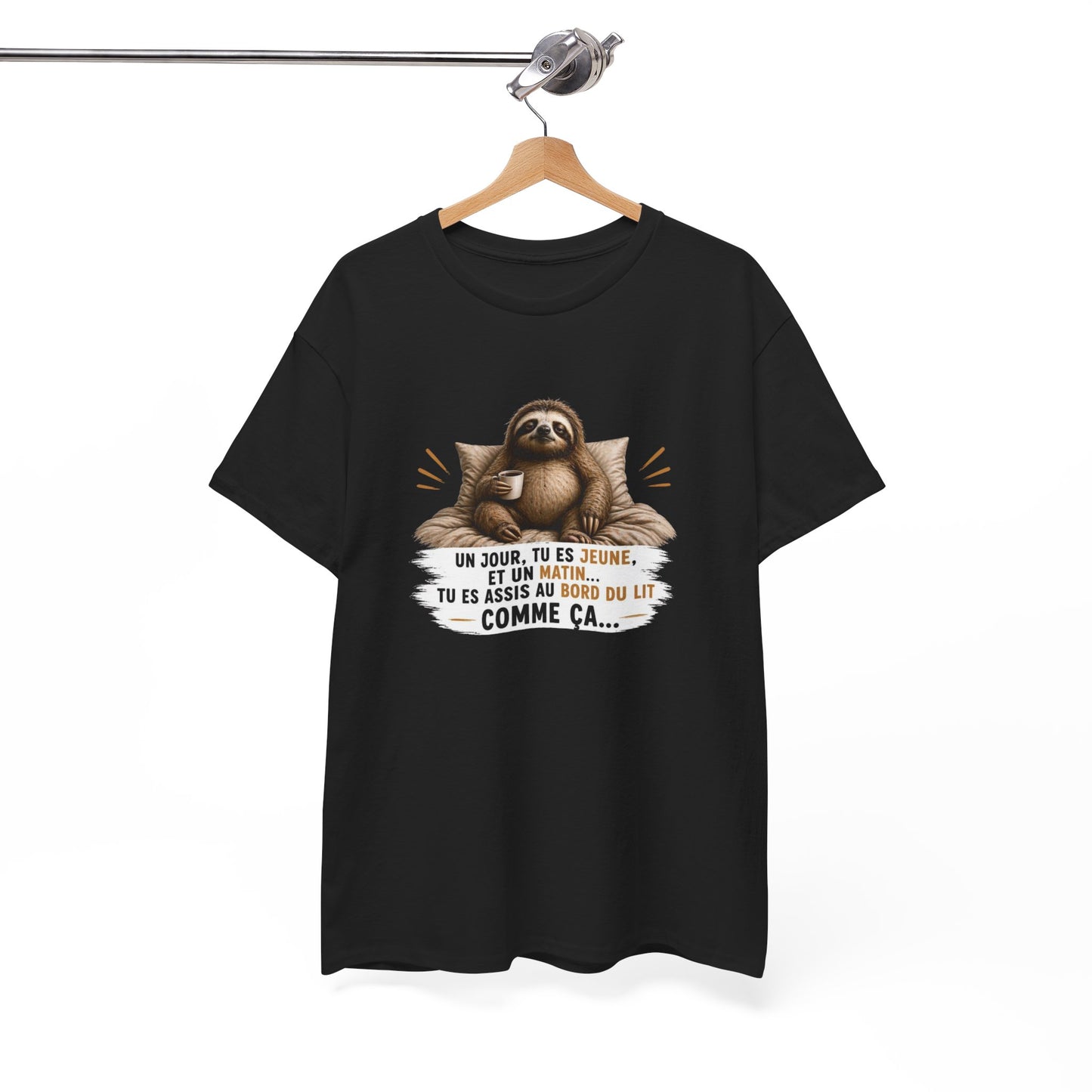 T-Shirt Humour Vieillesse Un Jour Tu Es Jeune Et Un Matin Tu Es Assis Comme Ça – Tee Shirt Paresseux Fatigue Réveil Matin Cadeau Homme Femme