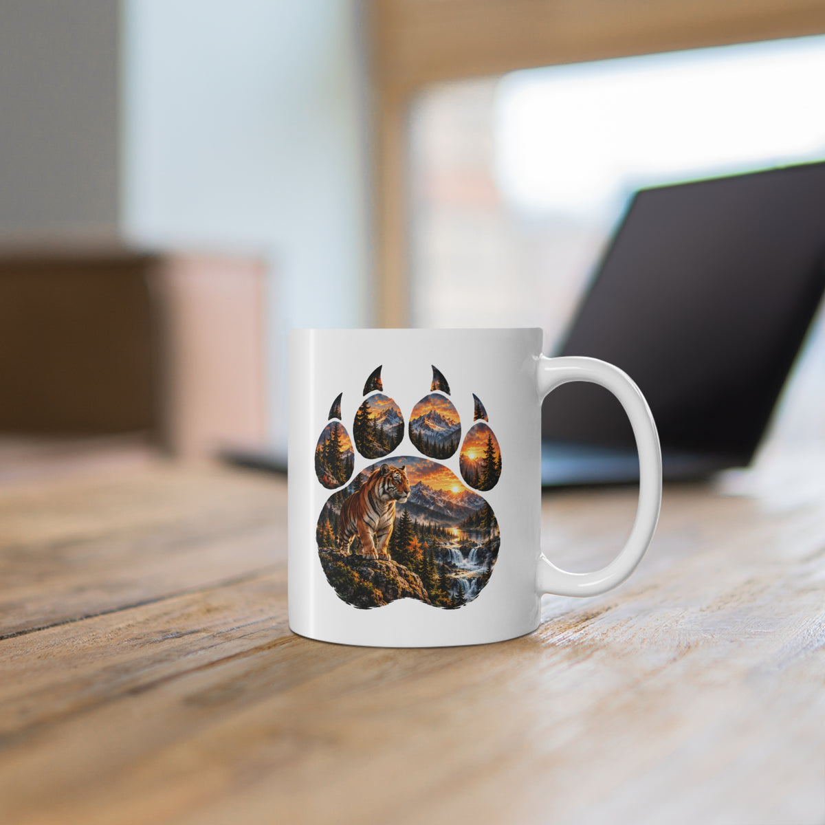 Mug Tigre dans une Empreinte de Patte – Tasse Paysage Montagne, Forêt et Cascades au Coucher de Soleil – Cadeau Original Amoureux des Tigres