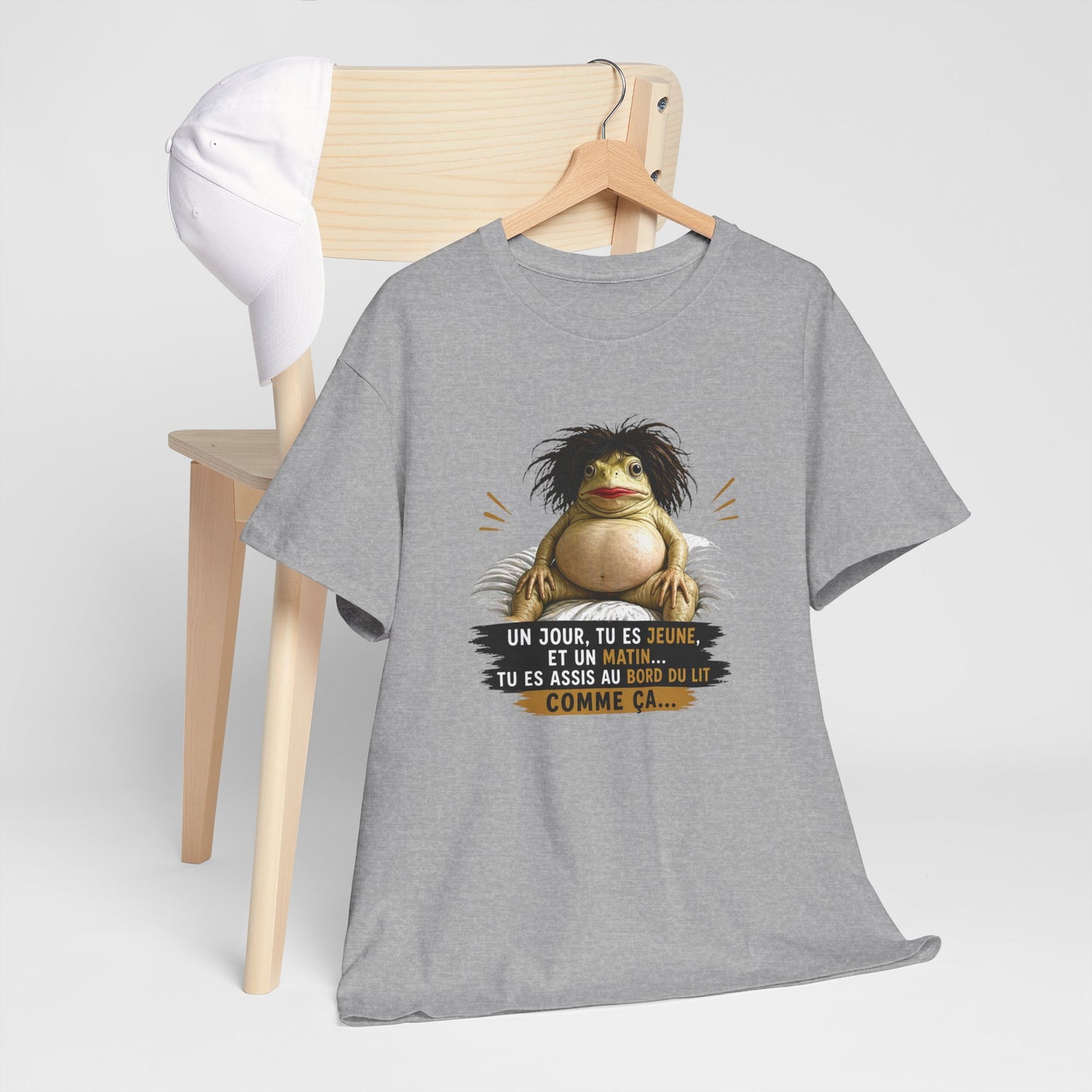 T-Shirt Femme Humour Un Jour Tu Es Jeune Et Un Matin Tu Es Assise Comme Ça – Tee Shirt Drôle Fatigue Réveil Matin Femme Cadeau Amie
