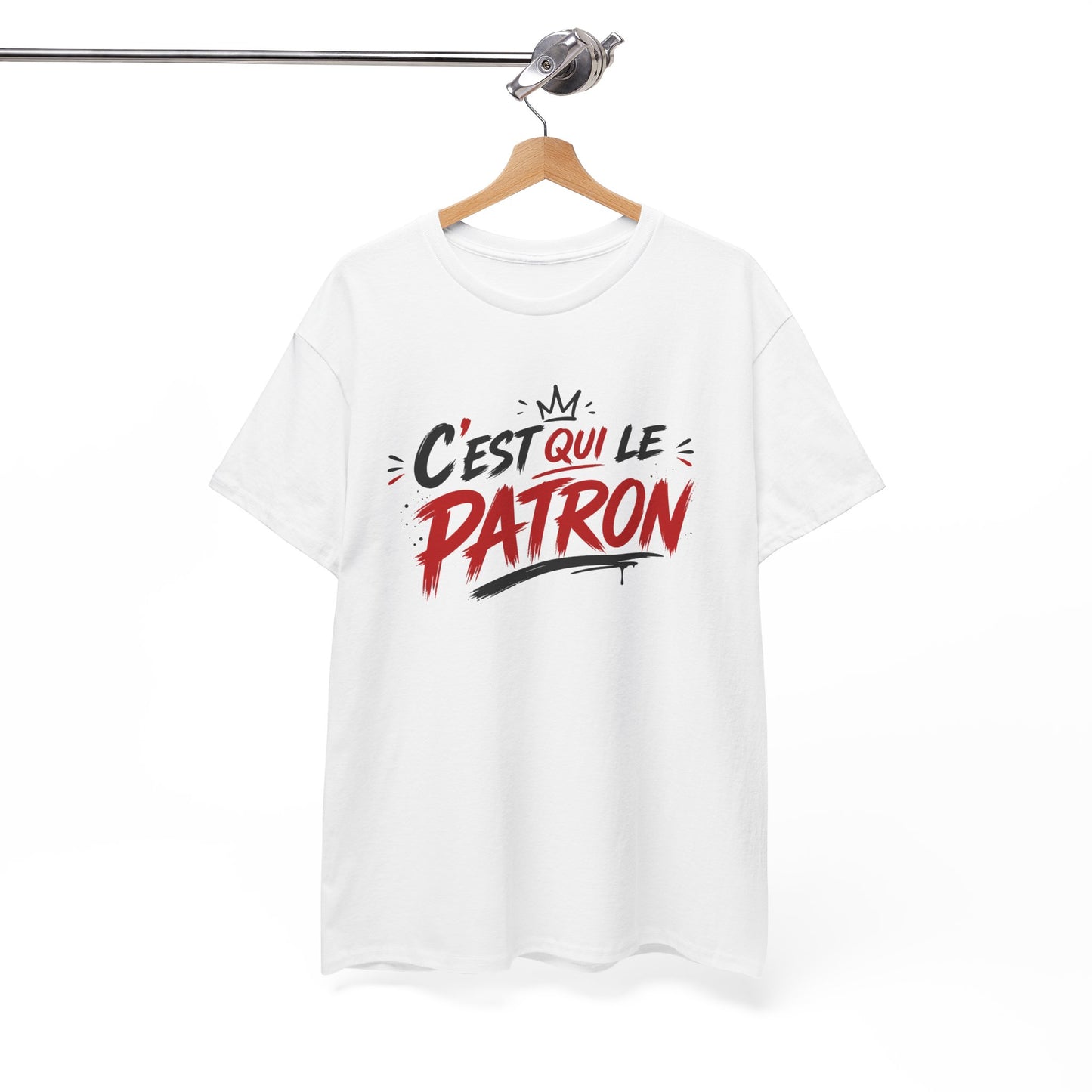 T-Shirt Homme C’est Qui Le Patron – Tee Shirt Humour Boss Rouge Blanc – Cadeau Homme Drôle