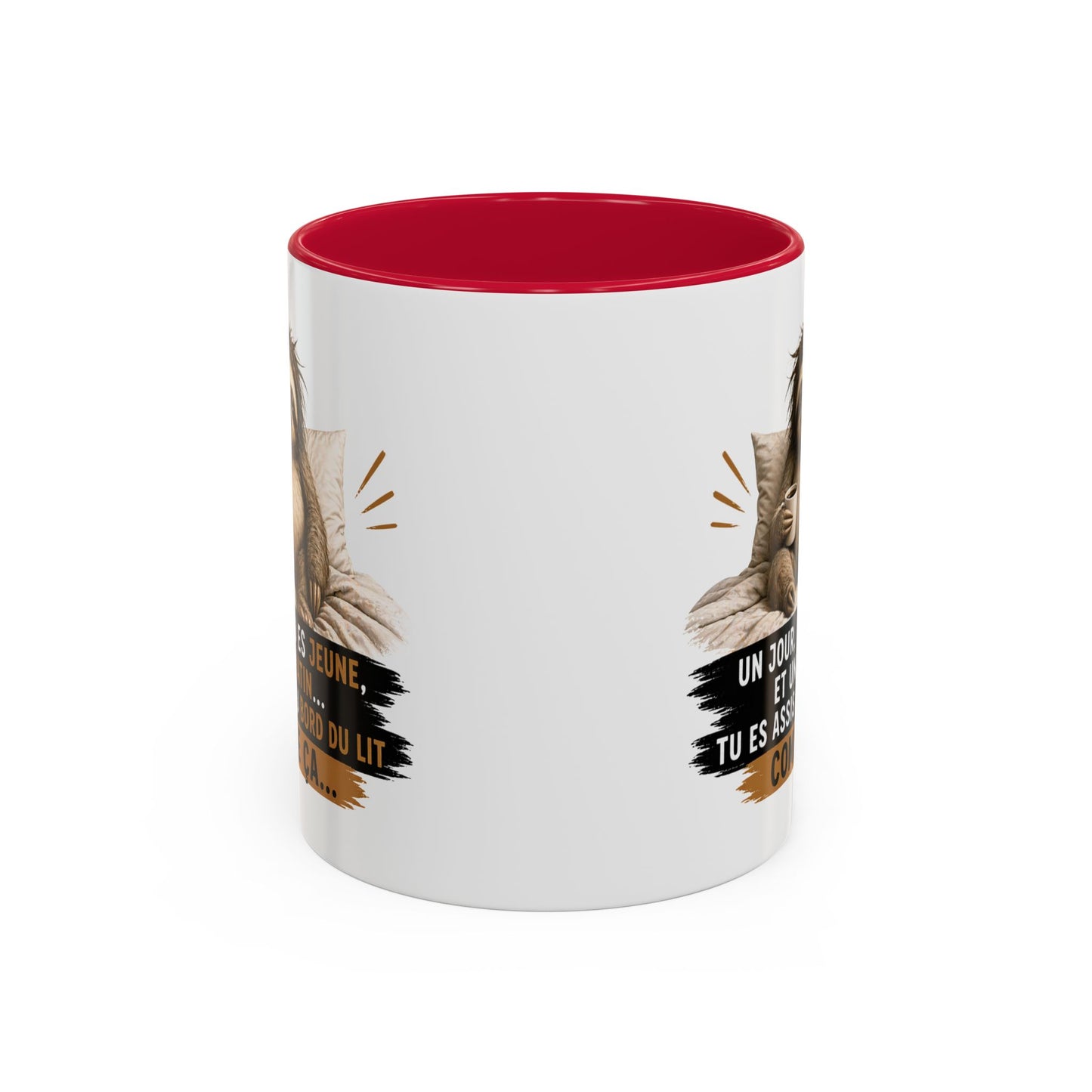 Mug Humour Paresseux Fatigué – Un Jour Tu Es Jeune Et Un Matin Tu Es Assis Au Bord Du Lit Comme Ça – Tasse Café Drôle – Cadeau Humour Adulte – Céramique 325ml Noir Bleu Rouge