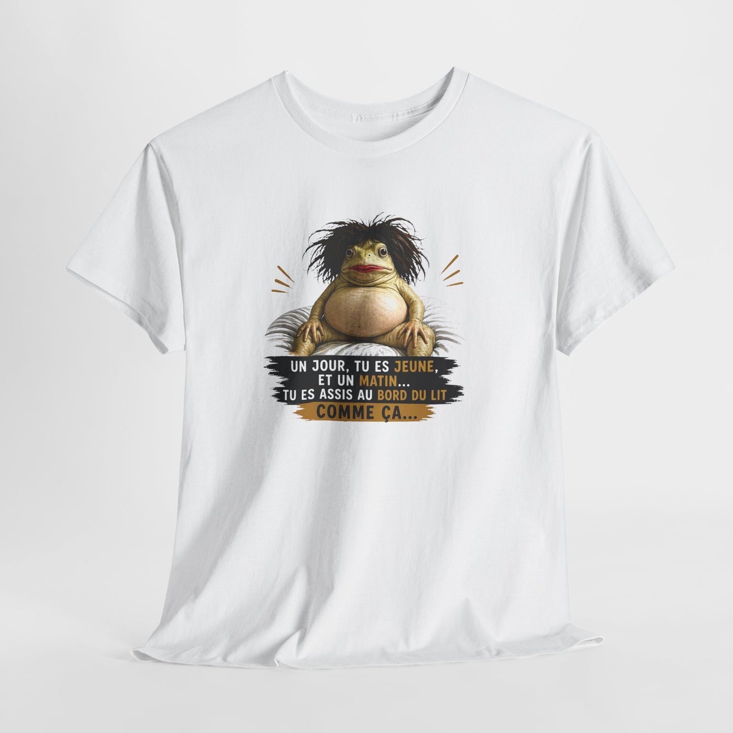 T-Shirt Femme Humour Un Jour Tu Es Jeune Et Un Matin Tu Es Assise Comme Ça – Tee Shirt Drôle Fatigue Réveil Matin Femme Cadeau Amie