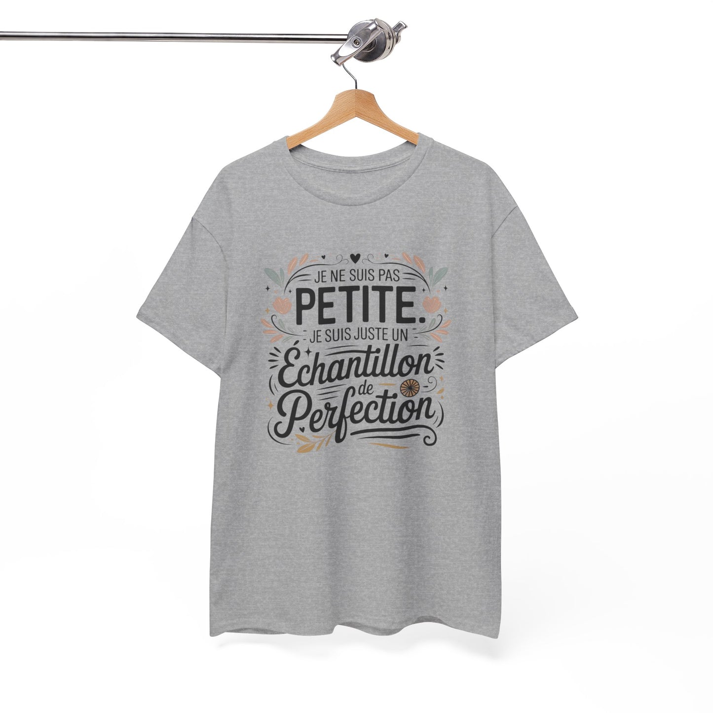 T-Shirt Femme Citation "Je Ne Suis Pas Petite Je Suis un Échantillon de Perfection" – Design Floral Élégant