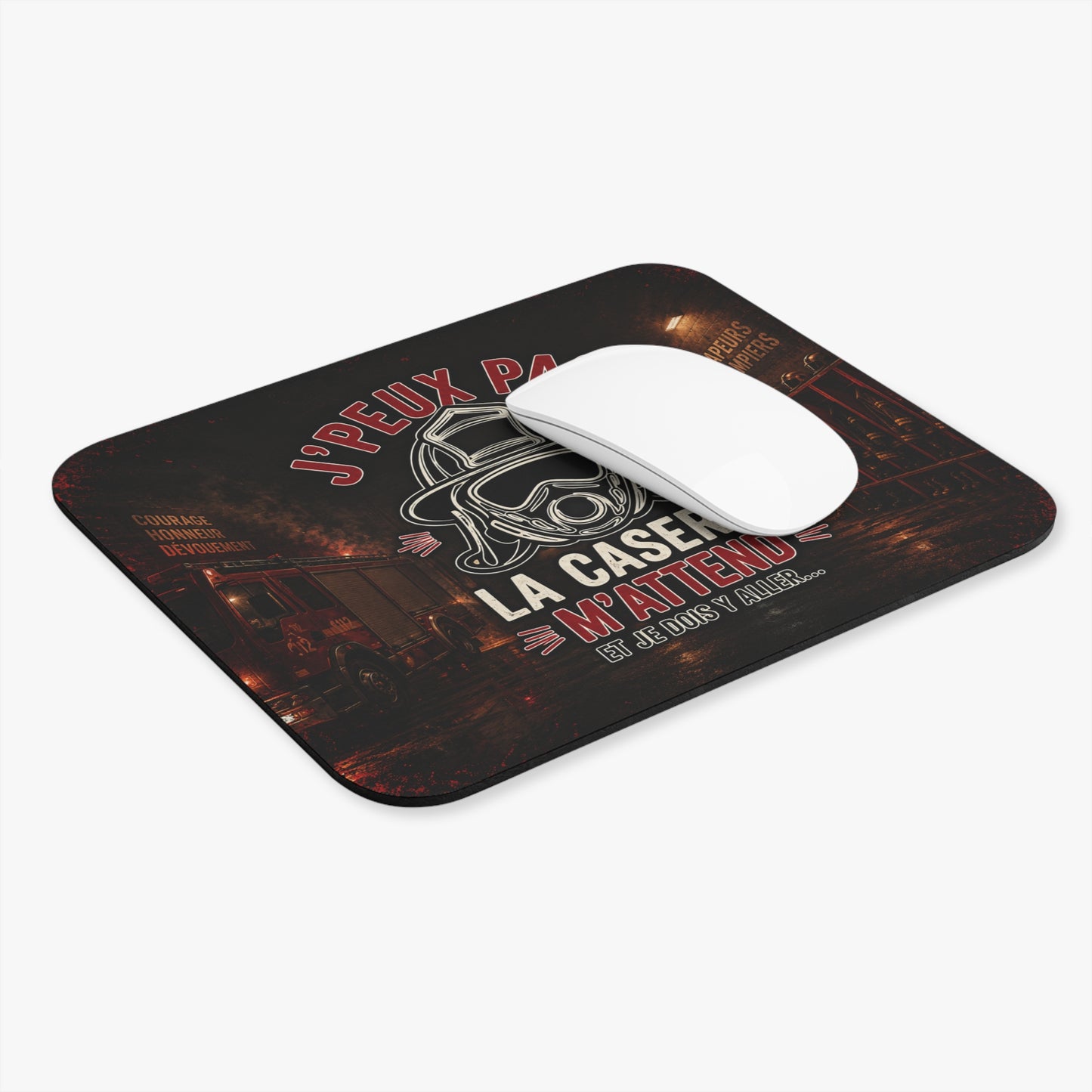 Tapis de Souris 22X18 J’Peux Pas La Caserne M’Attend – Accessoire Humour Sapeur-Pompier – Cadeau Pompier Homme Femme – Design Caserne et Camion Incendie