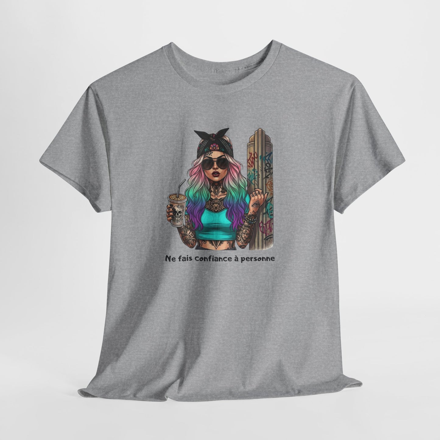 T-Shirt Femme Rebelle Tattoo – Ne Fais Confiance à Personne – Style Street Art Girl Colorée