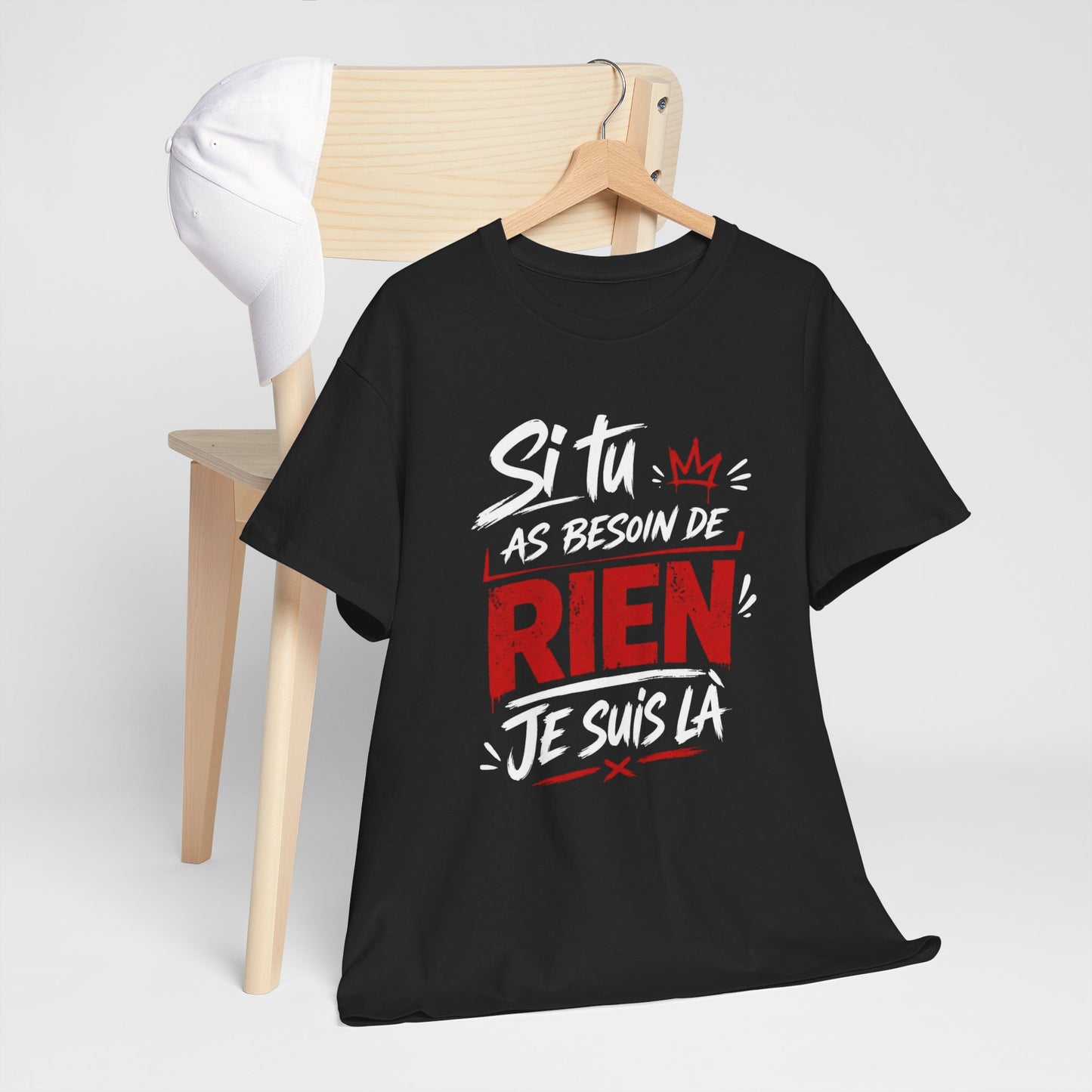 T-Shirt Humour Homme “Si Tu As Besoin de Rien Je Suis Là” – Tee Shirt Drôle Humour Sarcastique Cadeau Homme