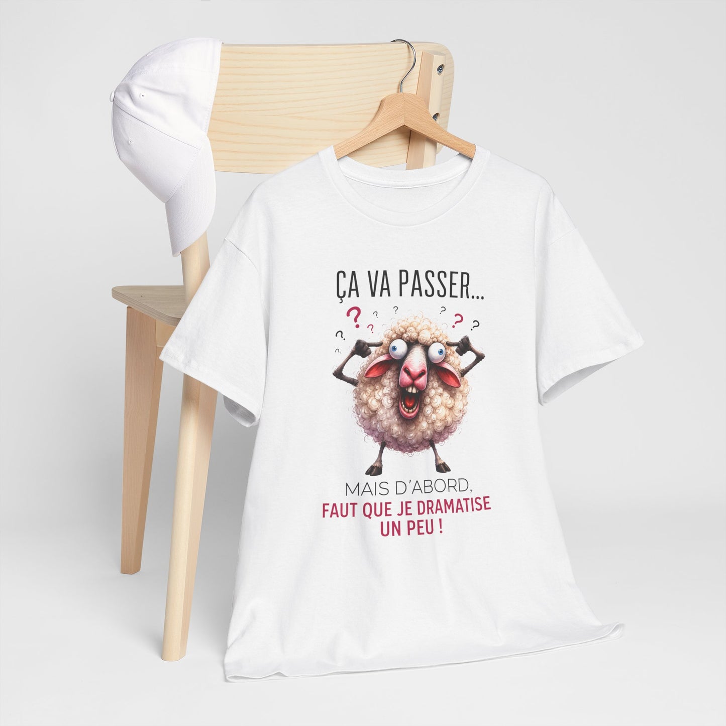 Tee-Shirt Humour Stress Anxiété Mouton Drôle – Ça Va Passer Mais D’Abord Faut Que Je Dramatise Un Peu – Cadeau Femme Homme Adulte