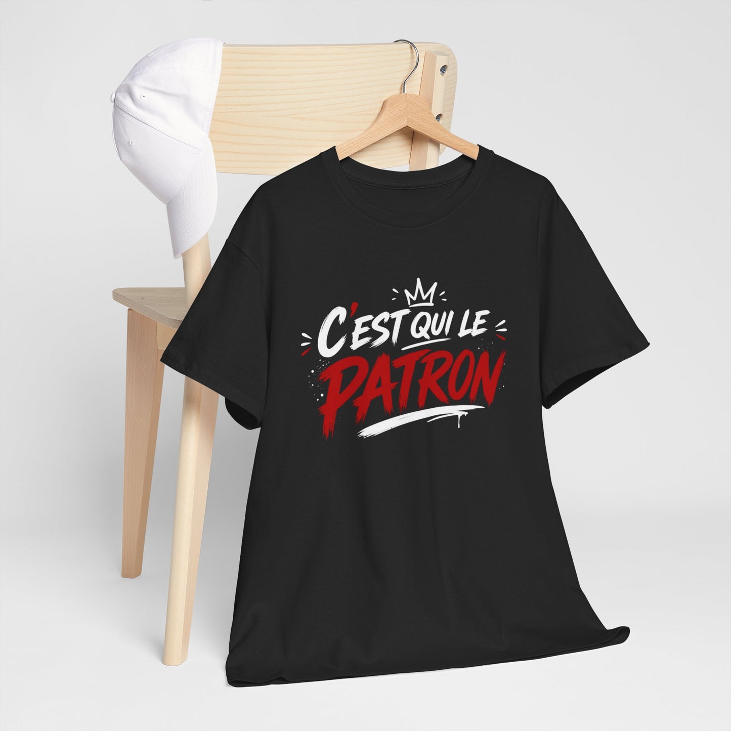 T-Shirt Homme C’est Qui Le Patron – Tee Shirt Humour Boss Rouge Blanc – Cadeau Homme Drôle