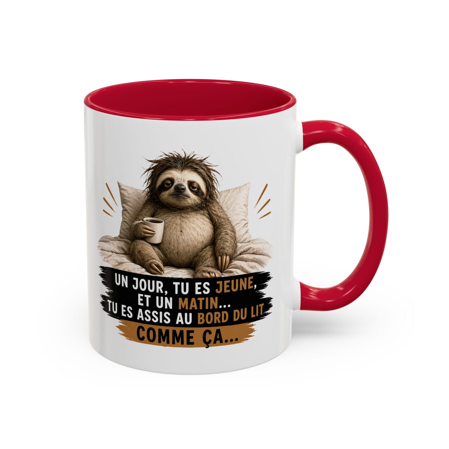 Mug Humour Paresseux Fatigué – Un Jour Tu Es Jeune Et Un Matin Tu Es Assis Au Bord Du Lit Comme Ça – Tasse Café Drôle – Cadeau Humour Adulte – Céramique 325ml Noir Bleu Rouge