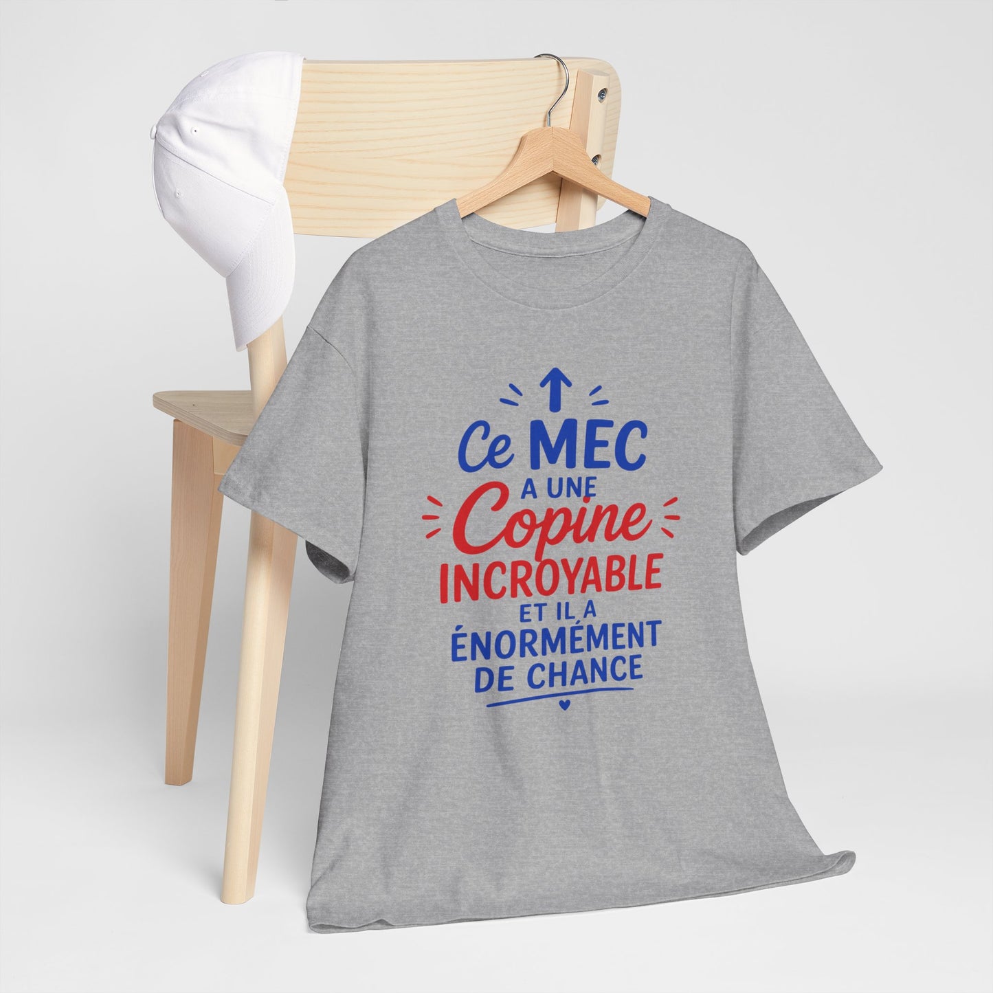 Tee-Shirt Humour Couple Homme – Ce Mec A Une Copine Incroyable  – Cadeau Petit Ami Homme Adulte