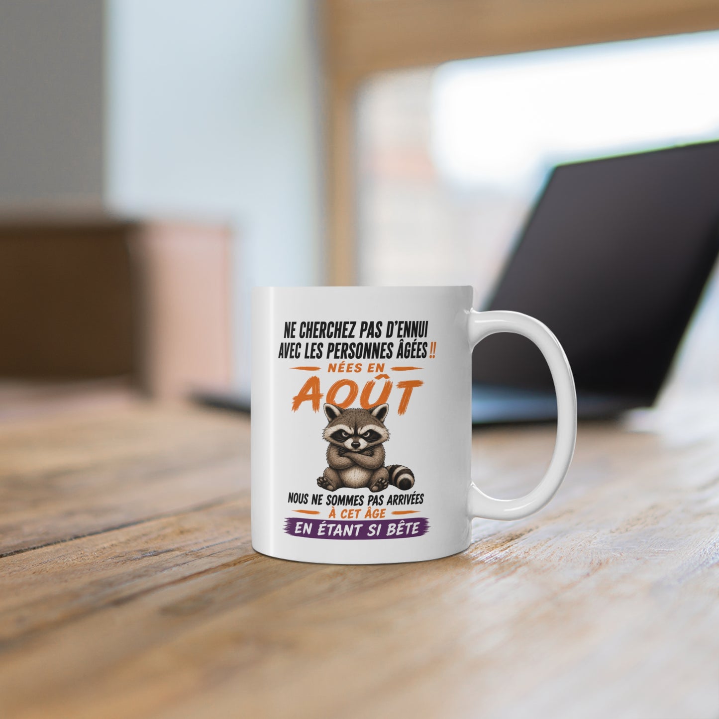 Tasse Retraite Août Humour – Mug Personne Âgée Raton Laveur Drôle – Cadeau Retraité 325ml