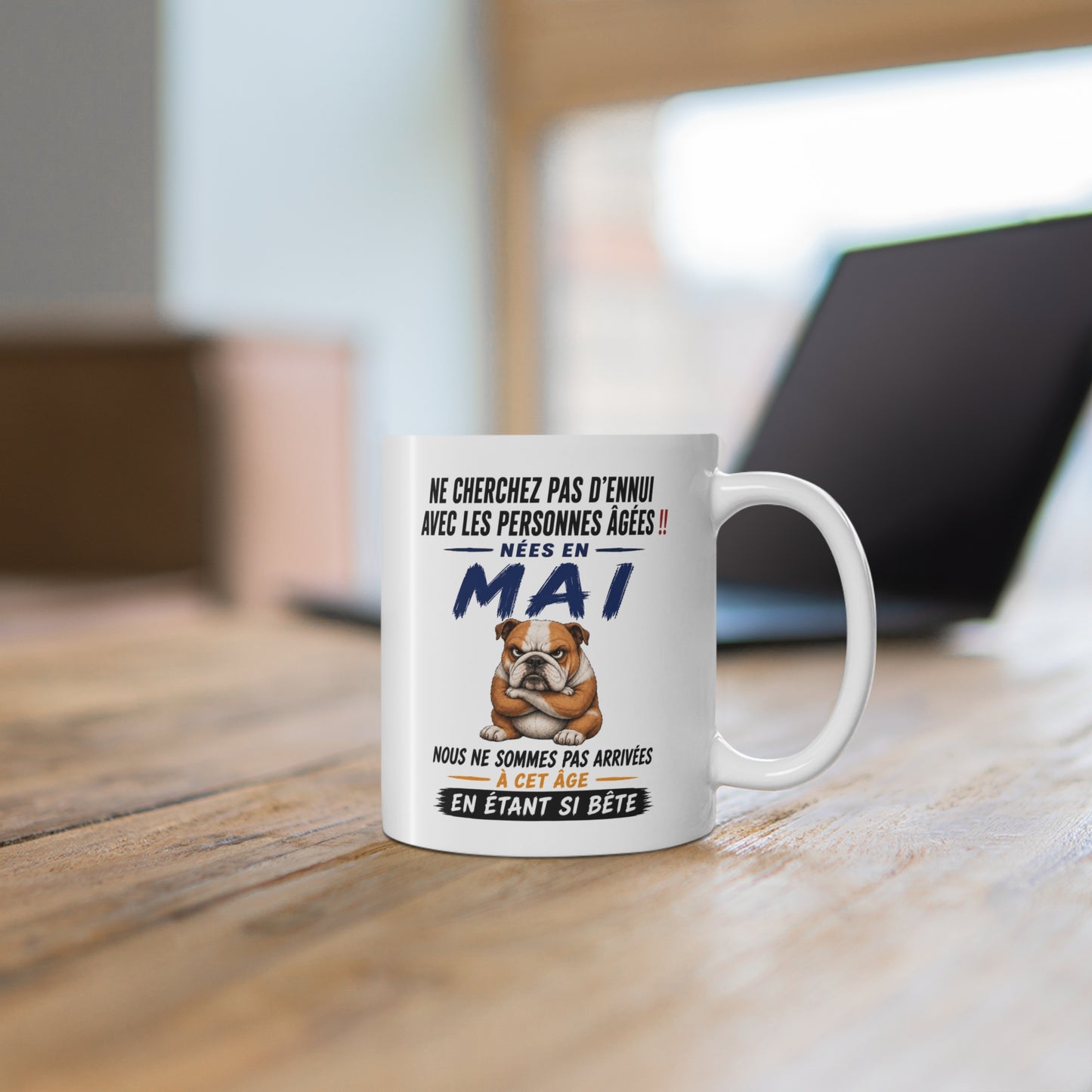 Tasse Retraite Mai Humour – Mug Personne Âgée Bouledogue Drôle – Cadeau Retraité 325ml