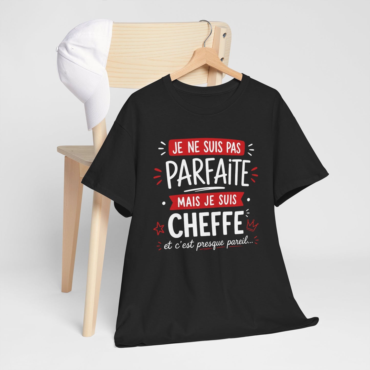 Tee-Shirt Humour Cheffe Femme – Je Ne Suis Pas Parfaite Mais Je Suis Cheffe Et C’est Presque Pareil – Cadeau Patronne Manager Responsable Adulte