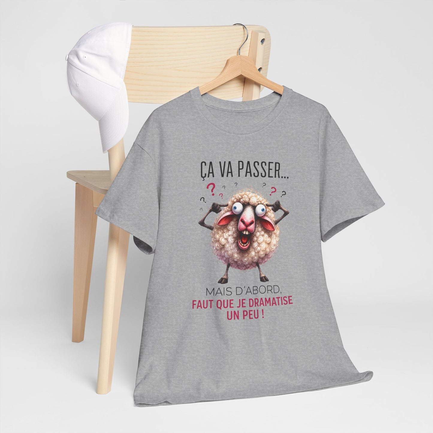 Tee-Shirt Humour Stress Anxiété Mouton Drôle – Ça Va Passer Mais D’Abord Faut Que Je Dramatise Un Peu – Cadeau Femme Homme Adulte