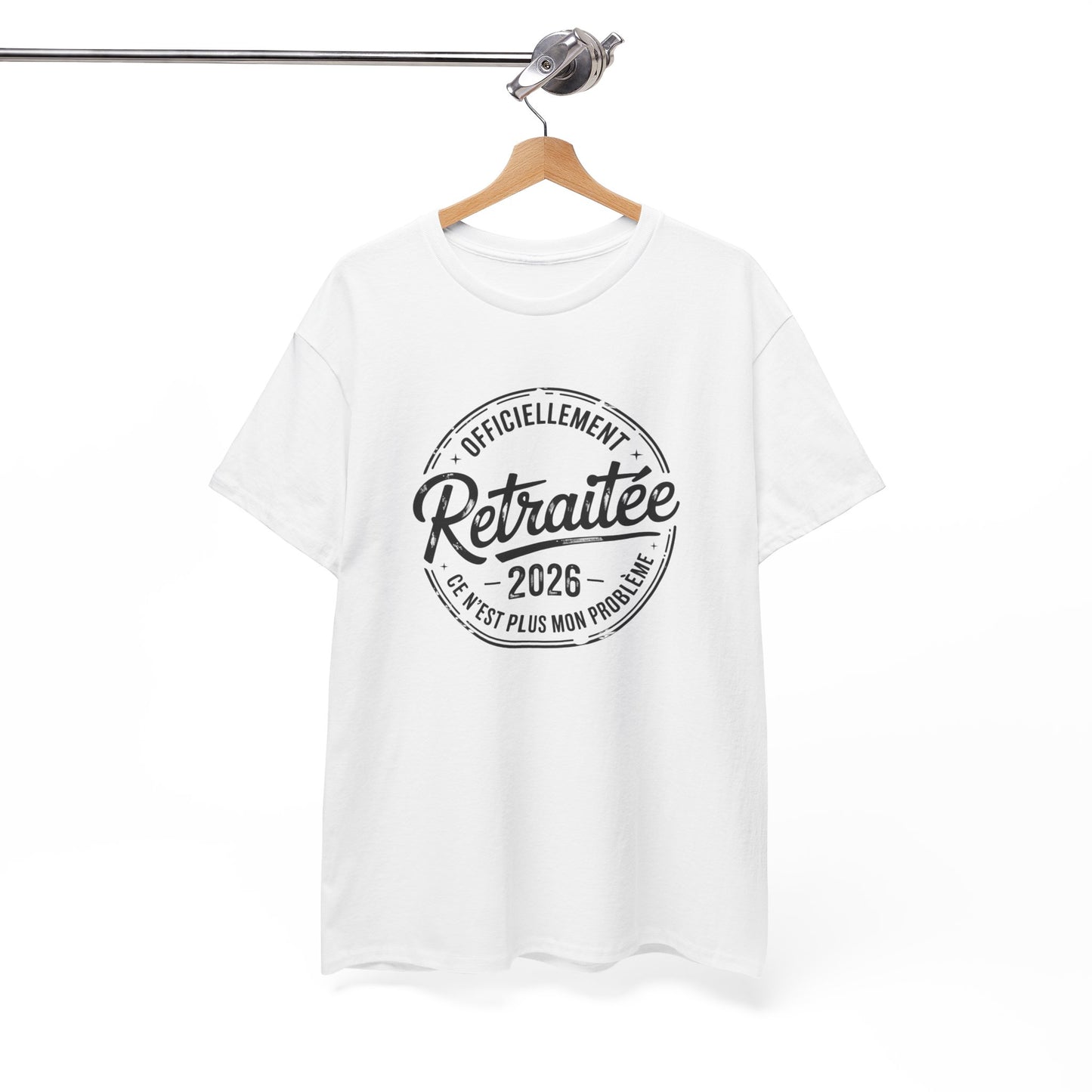 T-Shirt Retraite 2026 Femme – Cadeau Retraitée Humour – Tee Shirt Officiellement Retraitée Noir Blanc Gris