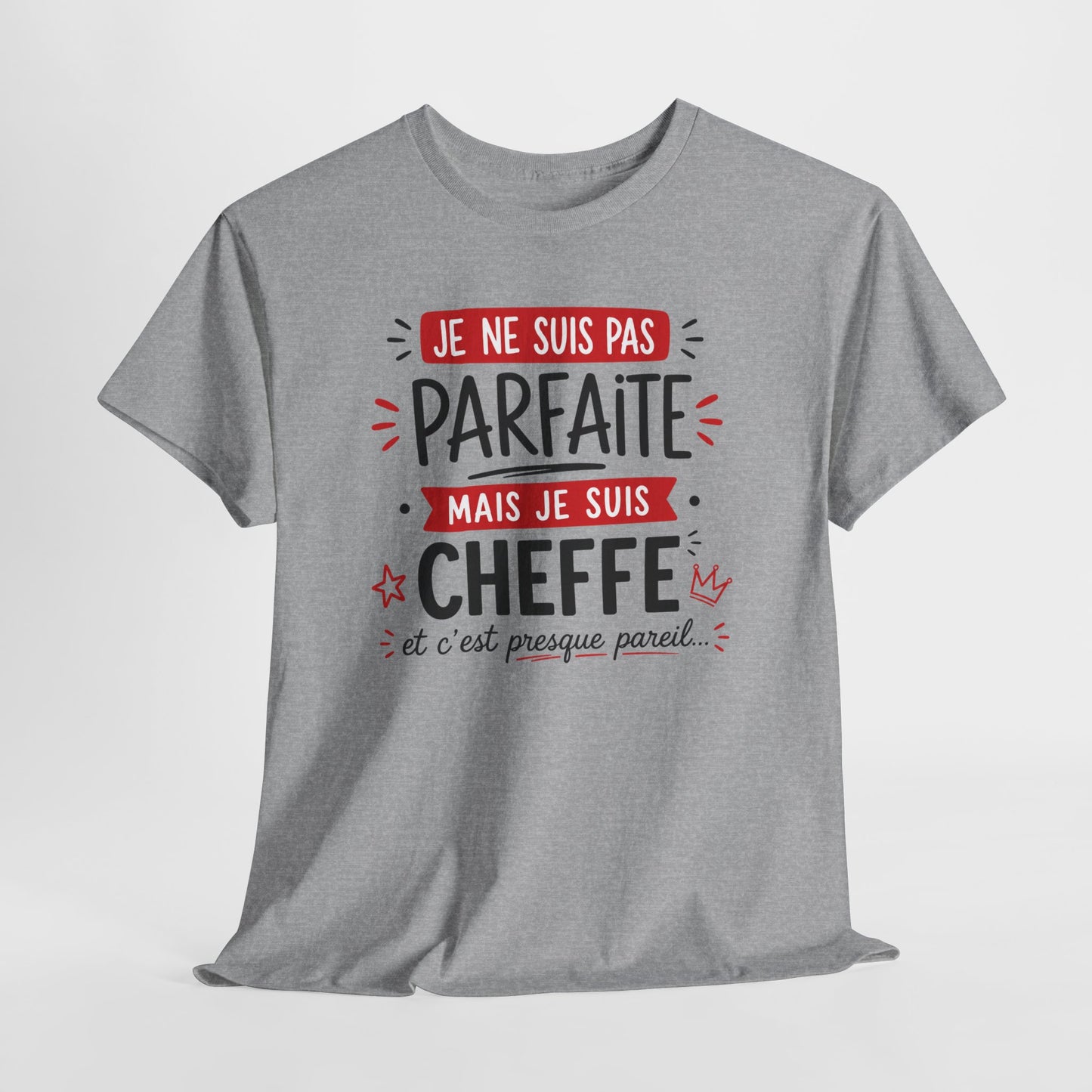 Tee-Shirt Humour Cheffe Femme – Je Ne Suis Pas Parfaite Mais Je Suis Cheffe Et C’est Presque Pareil – Cadeau Patronne Manager Responsable Adulte