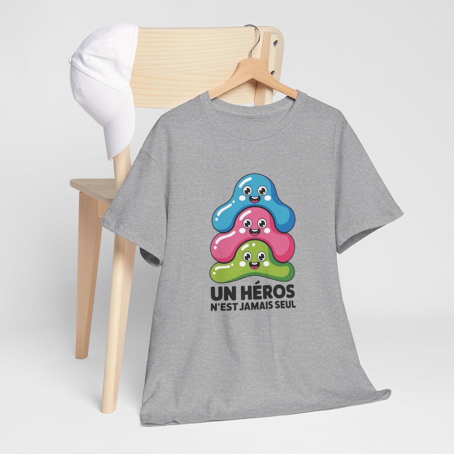 T-Shirt Mignon Kawaii Homme Femme – Tee Shirt Héros Jamais Seul – Cadeau Cute Fun Noir Blanc Gris