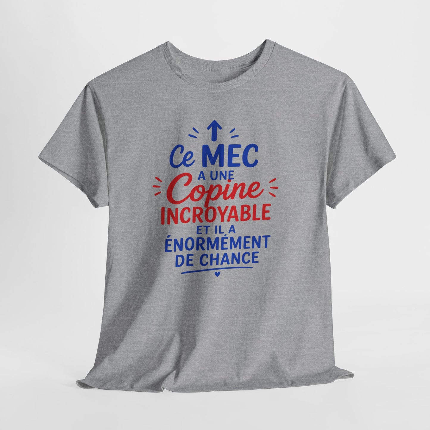 Tee-Shirt Humour Couple Homme – Ce Mec A Une Copine Incroyable  – Cadeau Petit Ami Homme Adulte