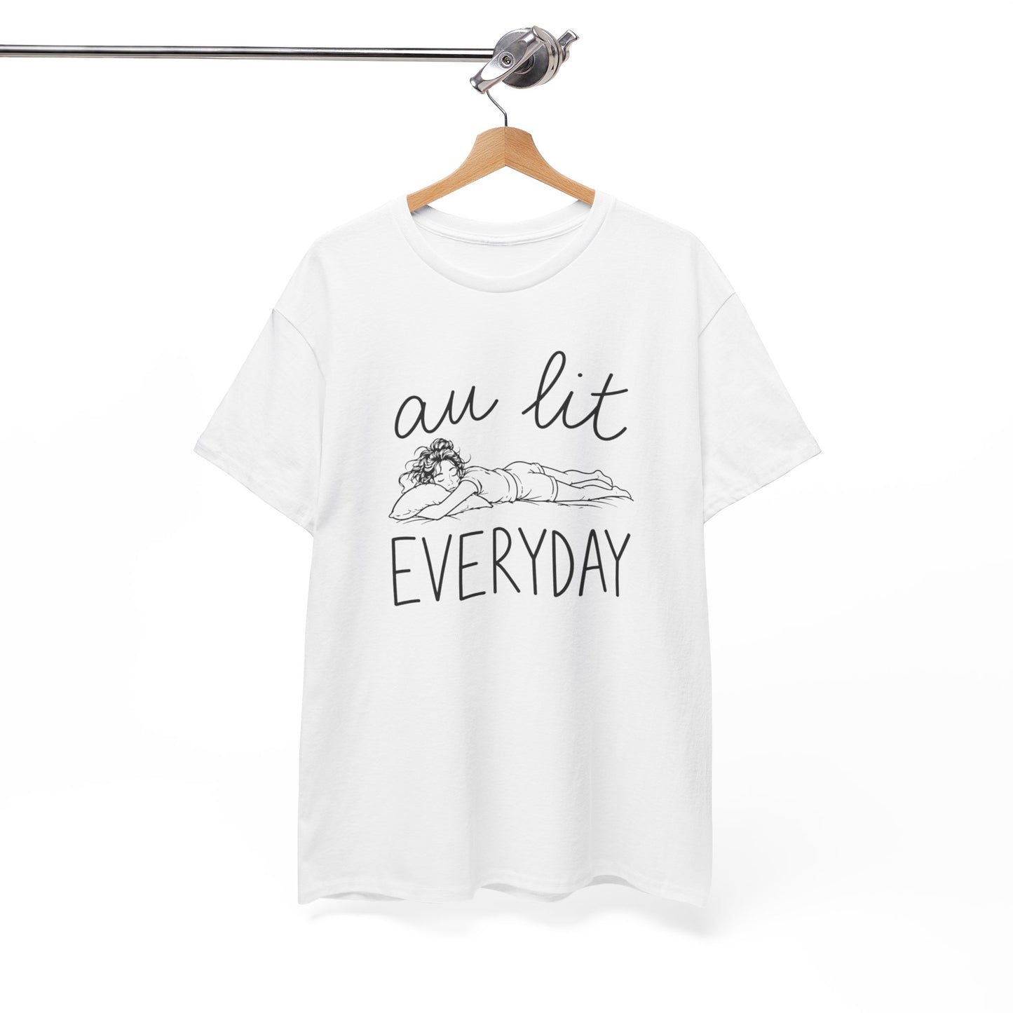 T-Shirt Femme Au Lit Everyday – Tee Shirt Femme Humour Dormir Tous Les Jours – T-Shirt Relax Chill Détente Cadeau Femme