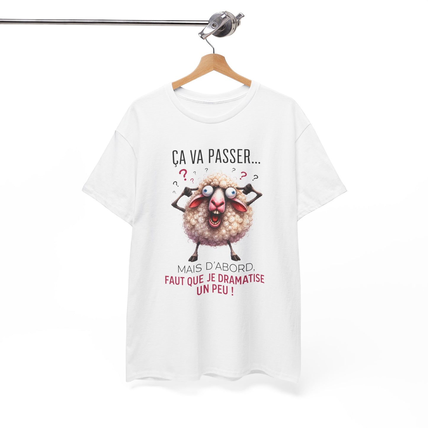 Tee-Shirt Humour Stress Anxiété Mouton Drôle – Ça Va Passer Mais D’Abord Faut Que Je Dramatise Un Peu – Cadeau Femme Homme Adulte
