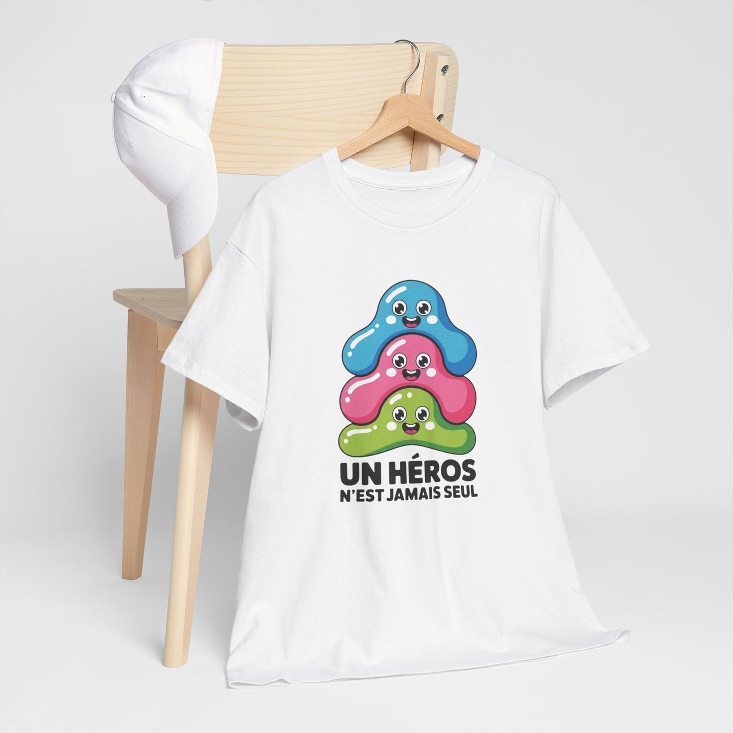 T-Shirt Mignon Kawaii Homme Femme – Tee Shirt Héros Jamais Seul – Cadeau Cute Fun Noir Blanc Gris