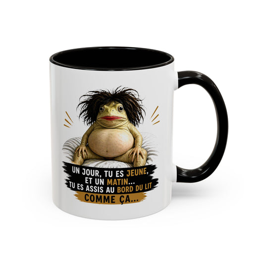 Mug Humour Vieillesse – Un Jour Tu Es Jeune et Un Matin Tu Es Assis au Bord du Lit Comme Ça – Tasse Drôle Originale Céramique 325ml Noir Bleu Rouge