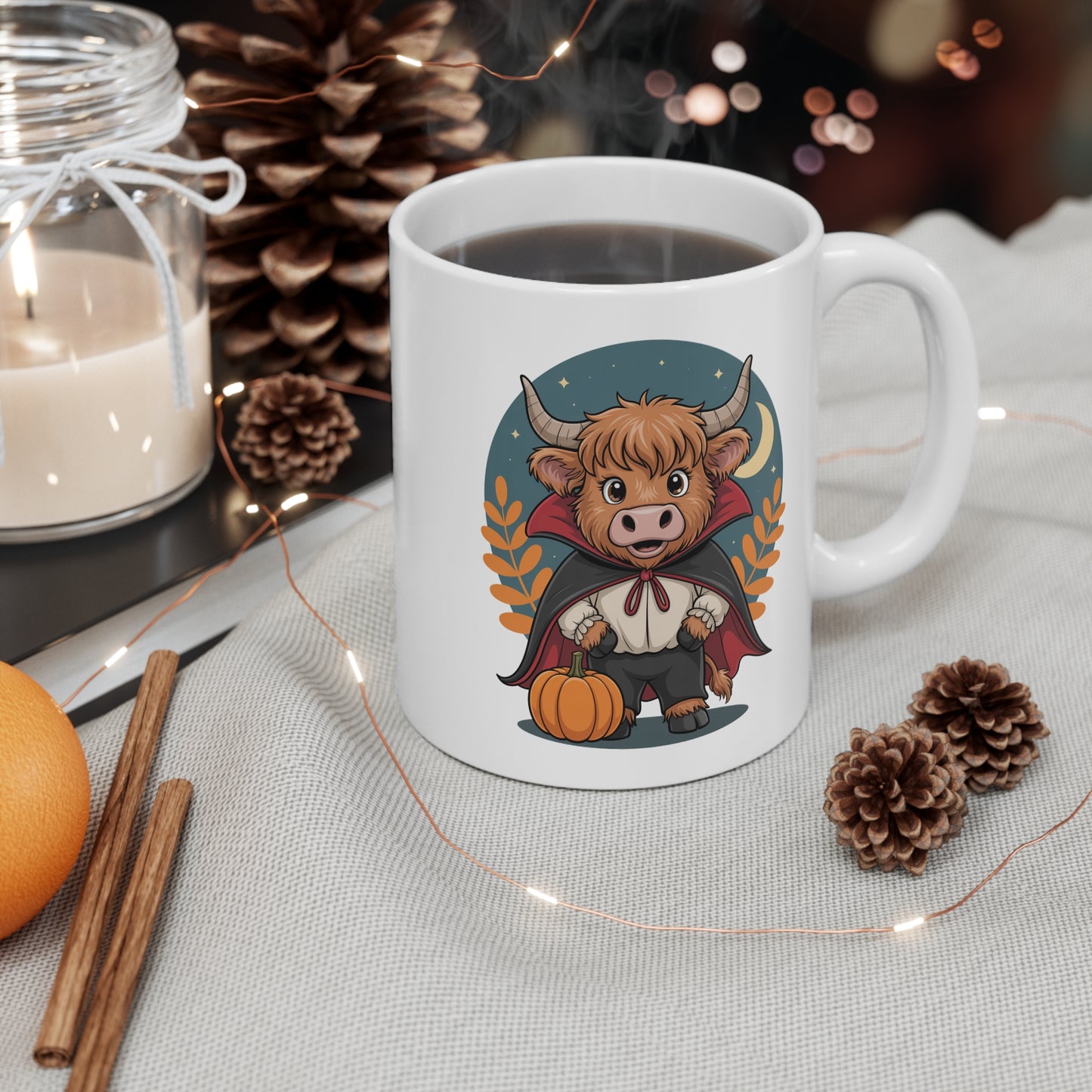 Tasse Halloween – Mug Vache Highland Déguisée en Vampire avec Cape et Citrouille – Cadeau Original