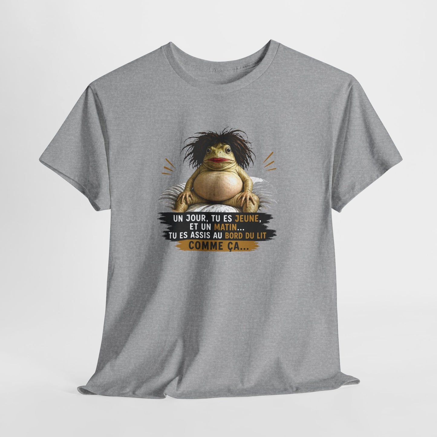 T-Shirt Femme Humour Un Jour Tu Es Jeune Et Un Matin Tu Es Assise Comme Ça – Tee Shirt Drôle Fatigue Réveil Matin Femme Cadeau Amie