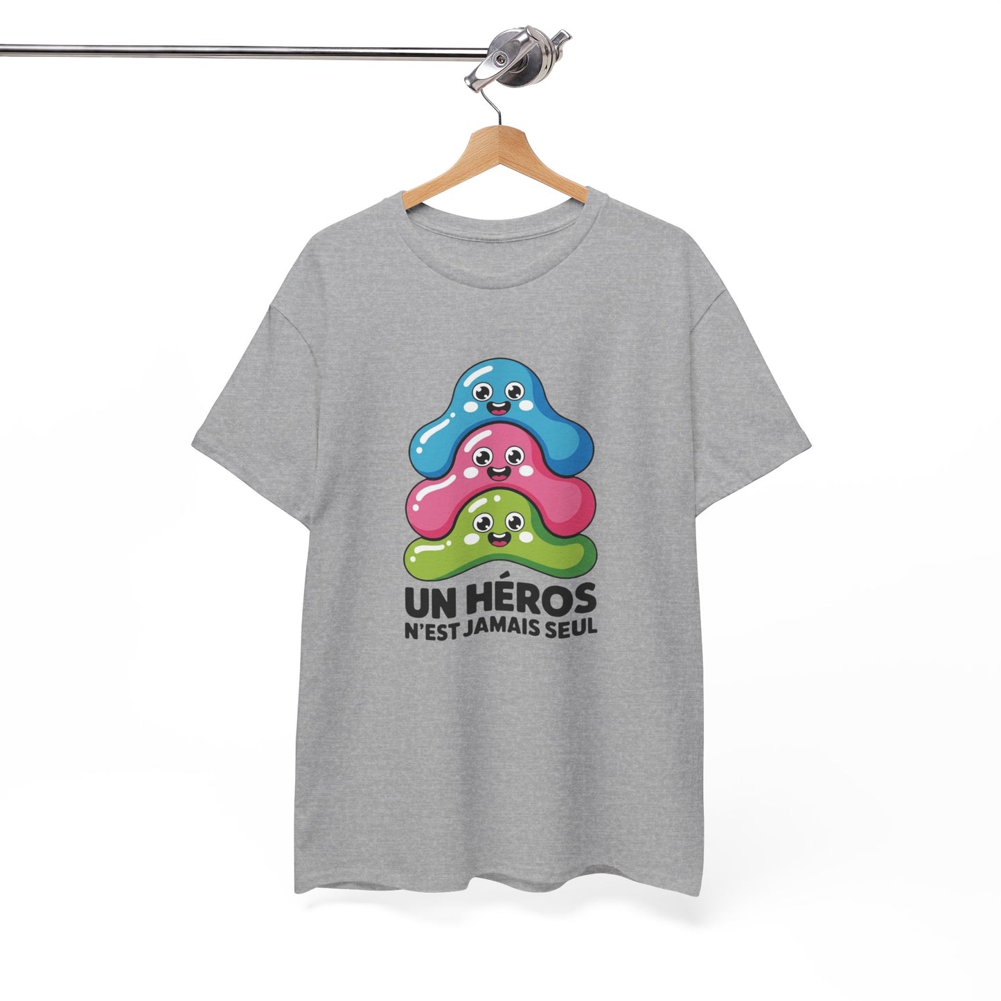 T-Shirt Mignon Kawaii Homme Femme – Tee Shirt Héros Jamais Seul – Cadeau Cute Fun Noir Blanc Gris