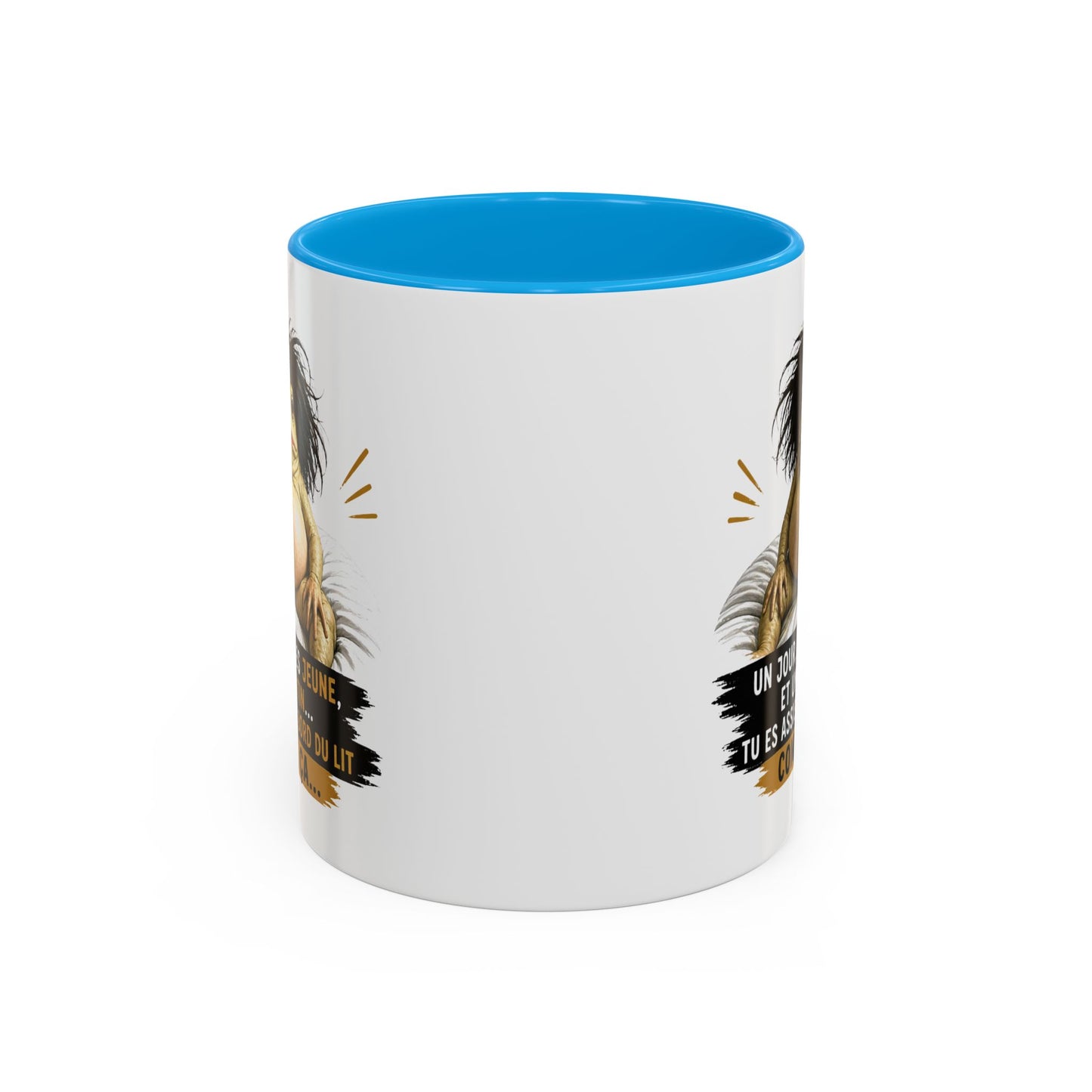 Mug Humour Vieillesse – Un Jour Tu Es Jeune et Un Matin Tu Es Assis au Bord du Lit Comme Ça – Tasse Drôle Originale Céramique 325ml Noir Bleu Rouge