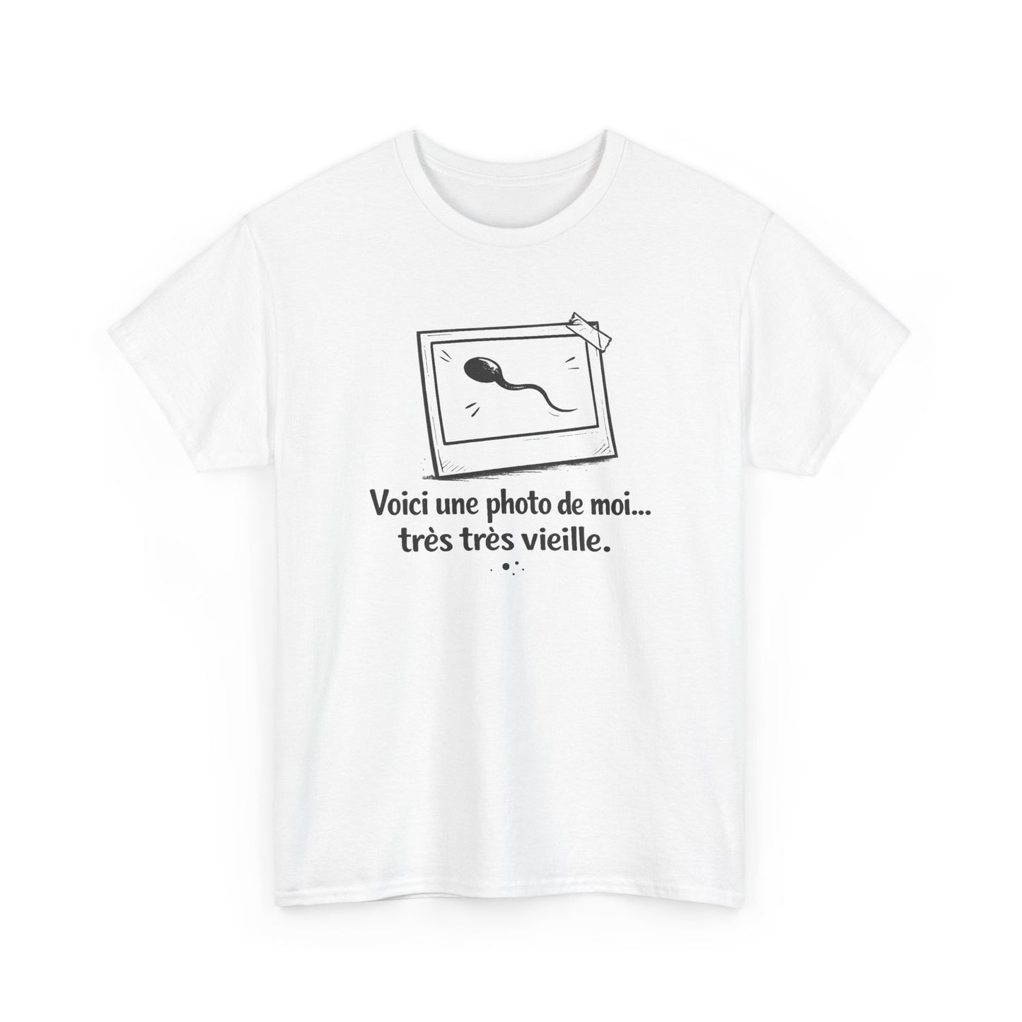 Tee Shirt Humour Voici une photo de moi très très vieille – Blague naissance – Cadeau drôle Blanc Gris Noir